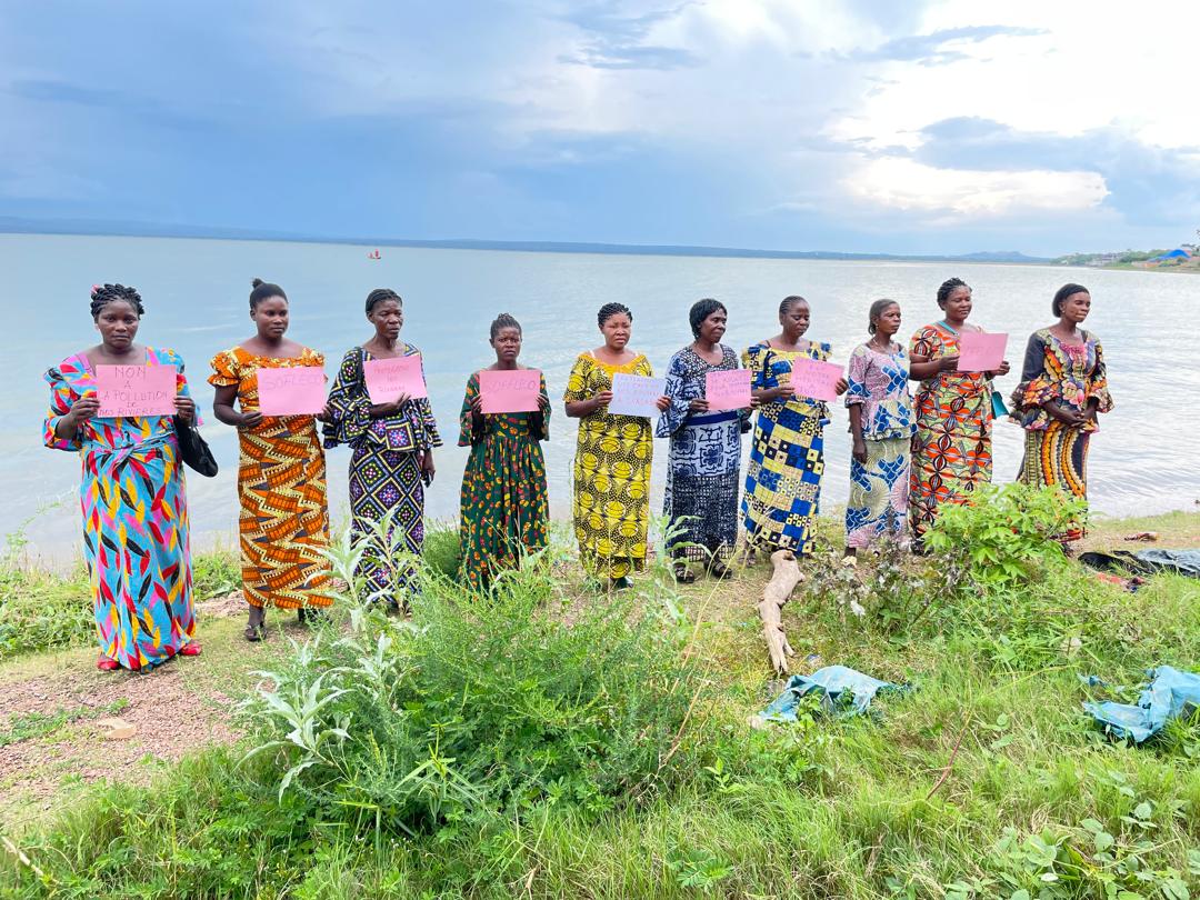 Femmes mobilisées au bord du fleuve